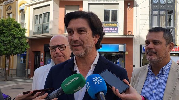 El portavoz de la Ejecutiva Provincial del PSOE de Huelva y parlamentario andaluz, Enrique Gaviño, este lunes en rueda de prensa.