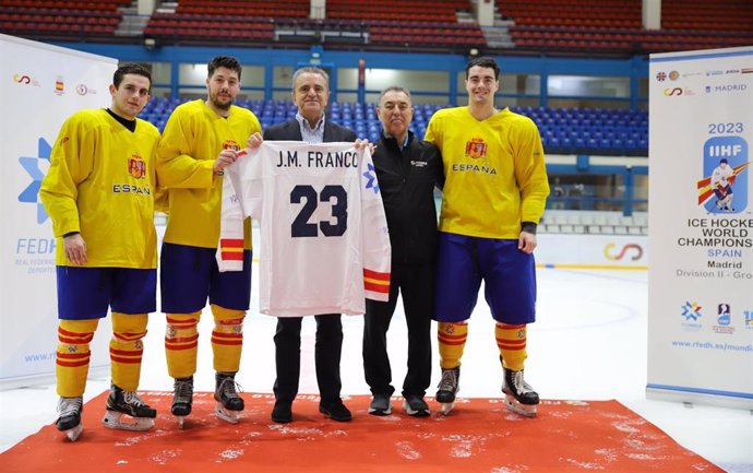 José Manuel Franco, con la selección masculina de hockey hielo antes de su debut en el Campeonato del Mundo