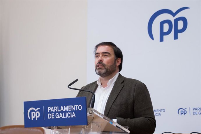 El viceportavoz parlamentario del PPdeG Alberto Pazos en rueda de prensa
