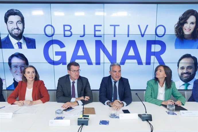 (I-D) El presidente del Partido Popular, Alberto Núñez Feijóo; la secretaria general del Partido Popular, Cuca Gamarra; el coordinador general del PP, Elías Bendodo, y la vicesecretaría de Políticas Sociales y Reto Demográfico, Carmen Funez, durante la 