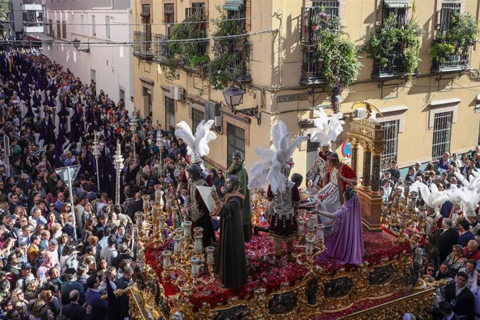 El paso del Señor de la Sentencia de la Hermandad de la Macarena a su paso por la calle Escoberos de regreso a la basílica durante la salida procesional de la Semana Santa 2023. 