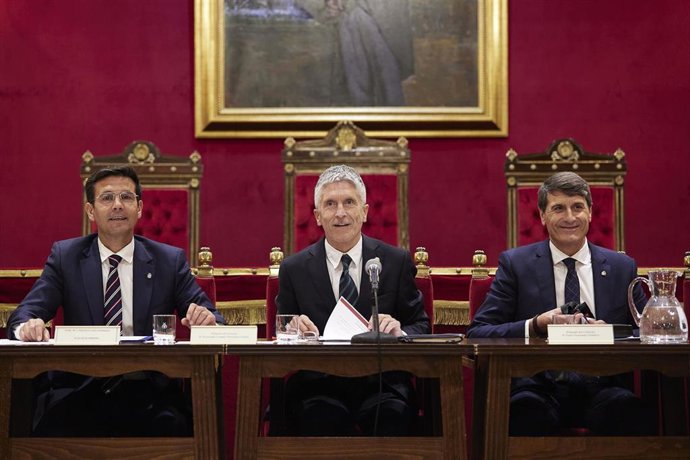 El ministro del Interior, Fernando Grande-Marlaska, junto al Delegado del Gobierno en Andalucía, Pedro Fernández, y el alcalde de Granada, Francisco Cuenca, durante la reunión preparatoria del Plan Operativo de Seguridad para la cumbre europea.