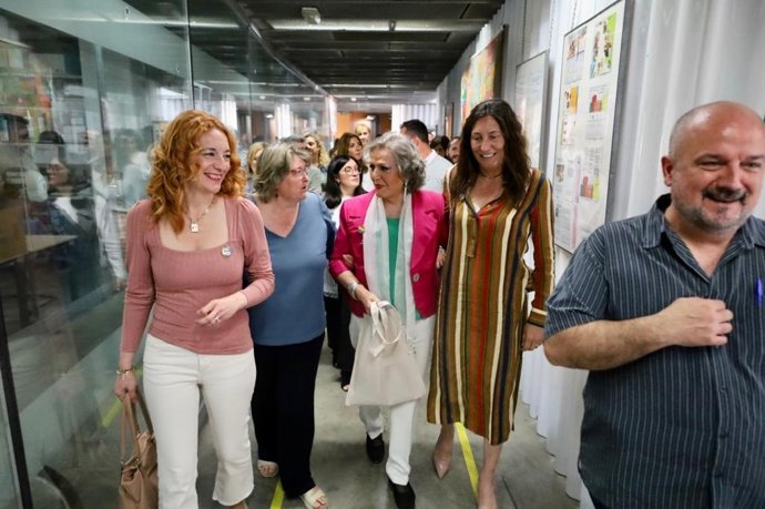 La consejera de Igualdad, Loles López, primera por la derecha, en la residencia Flora Tristán con motivo del acto de presentación del nuevo espacio que la Asociación Pasaje Begoña y de la Fundación Manolita Chen tendrán en la UPO.