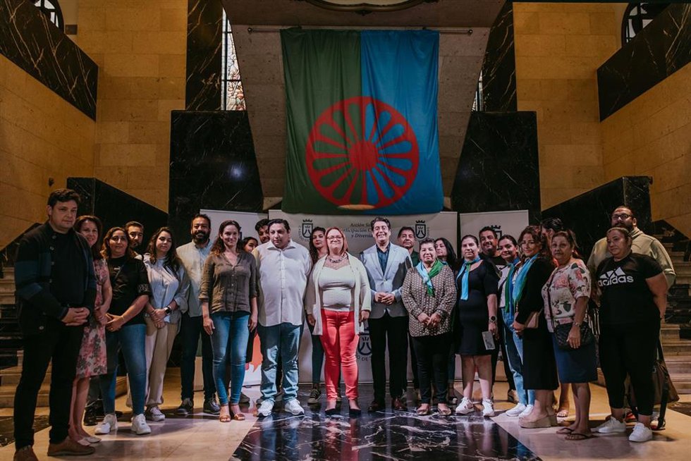 El Cabildo de Tenerife ha acogido hoy lunes un acto conmemorativo con ocasión del Día del Pueblo Gitano, que ha incluido la lectura de un manifiesto para reivindicar los derechos de las personas gitanas y poner en valor su cultura e historia.