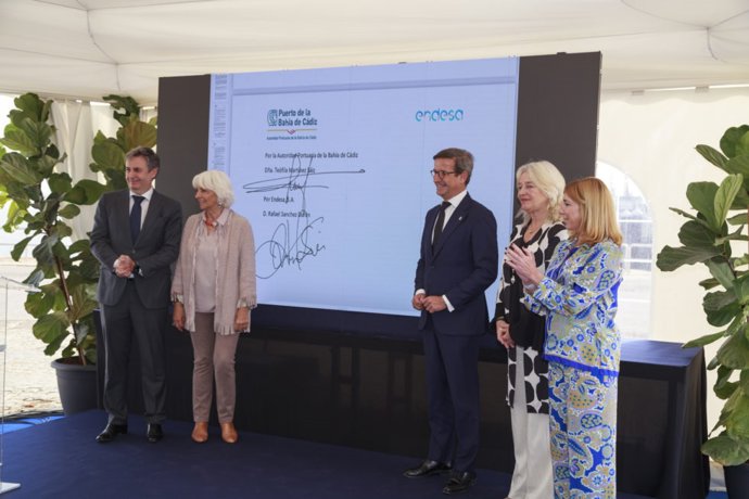 Firma de protocolo entre Endesa y el Puerto de Cádiz.