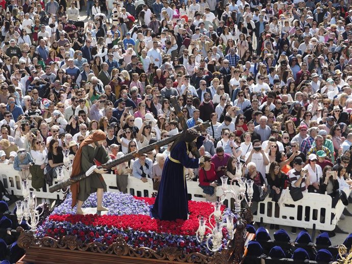 Cietos de personas ven el paso de El Nazareno durante la procesión del Santo Encuentro, a 7 de abril de 2023, en Ferrol.