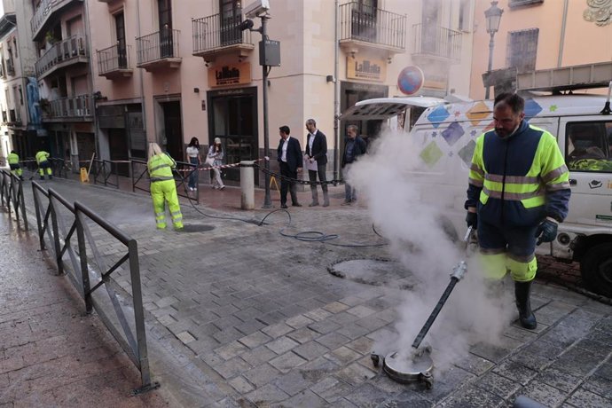 Limpieza de cera tras la Semana Santa en las calles de Granada