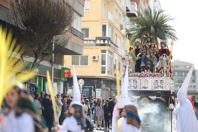 Procesión de la Burriquita durante el Domingo de Ramos en la Semana Santa de Almería.