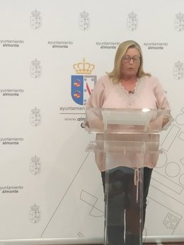 Archivo - La alcaldesa de Almonte, Rocío del Mar Castellano.