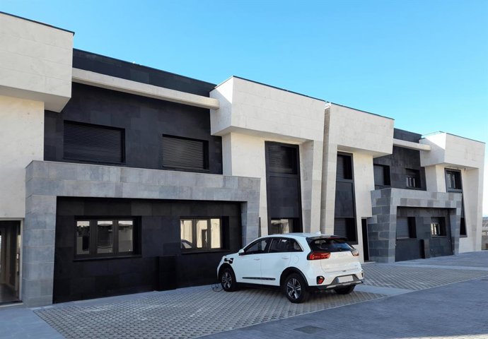 Coche elétrico cargando en una  Casa Geosolar en Boadilla.