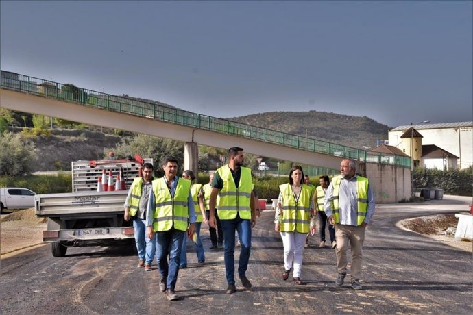 Casanueva visita las obras en la A-339 junto a responsables de la empresa que las ejecuta.