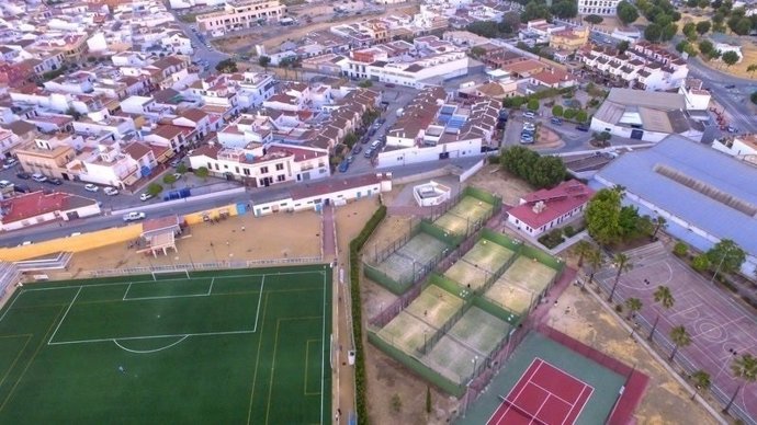 Archivo - Vista áerea de Sanlúcar la Mayor.