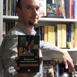 El escritor Carlos Cuesta, con su útlima publicación: 'Diccionario Postpandemíco'.