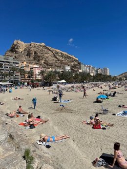 Turismo en una playa de Alicante.