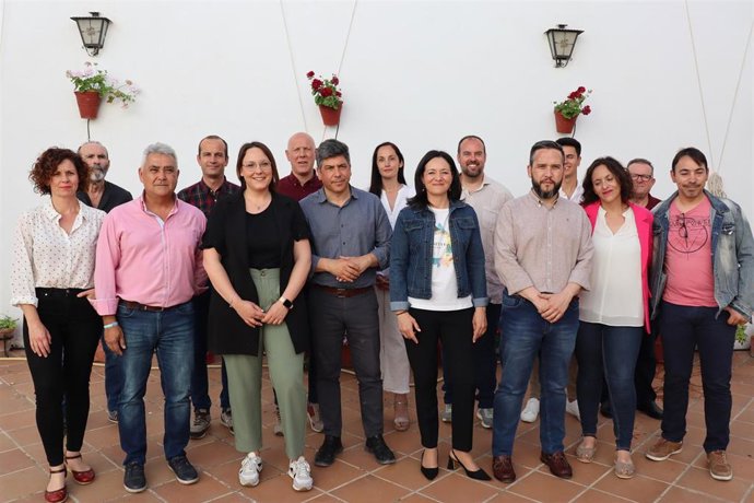 Llamas y Crespín (centro) con socialistas de Montilla.