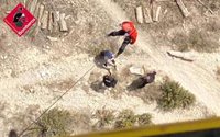Los bomberos rescatan en helicóptero a dos excursionistas en la Sierra de Bernia y Jijona