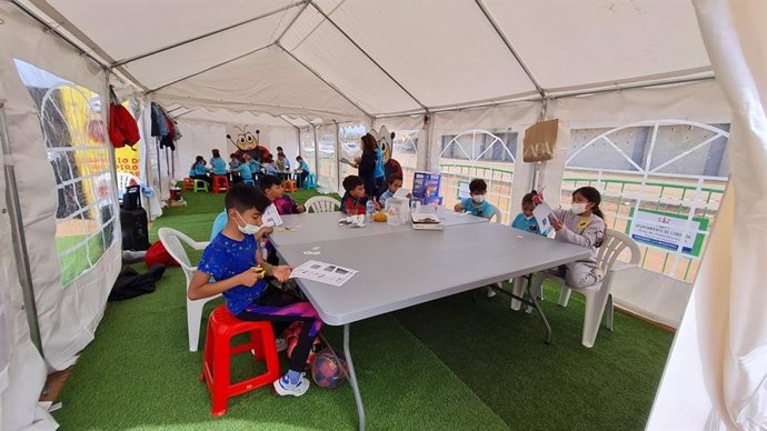 Niños en el 'Espacio de respiro familiar' en el Mercadillo de El Arenal.