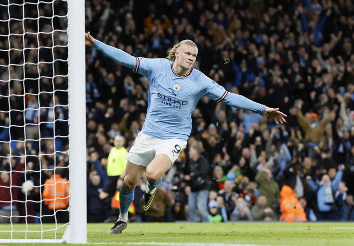 El delamtero del Manchester City Erling Haaland  celebra un gol. 