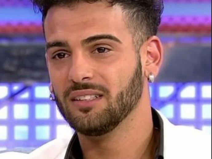 Kiko Rivera se posiciona al lado de Manuel Cortés dándole la espalda a Asraf Beno en 'Supervivientes'