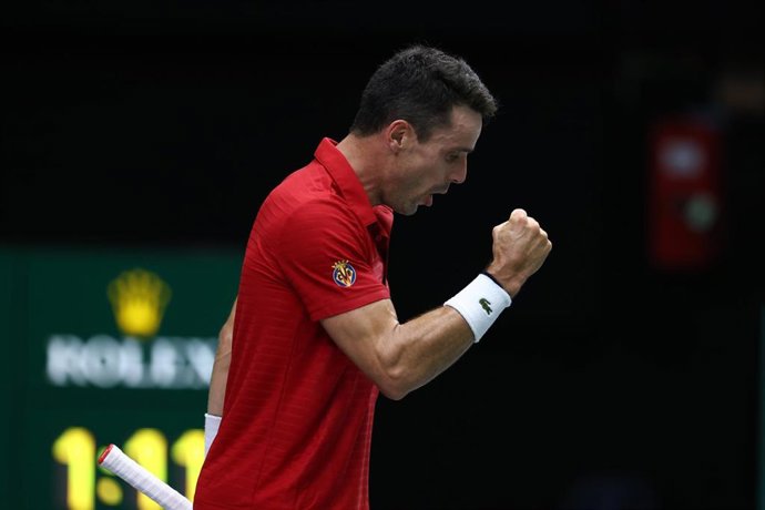 Archivo - El tenista español Roberto Bautista celebra un punto durante un torneo