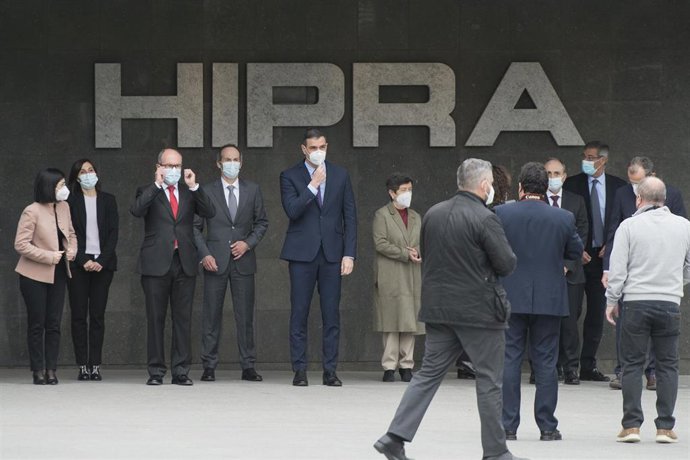 Archivo - El presidente del Gobierno, Pedro Sánchez (5i), posa en una fotografía de familia en las instalaciones de la farmacéutica Hipra, a 16 de abril de 2021, en Amer, Girona, Catalunya (España).
