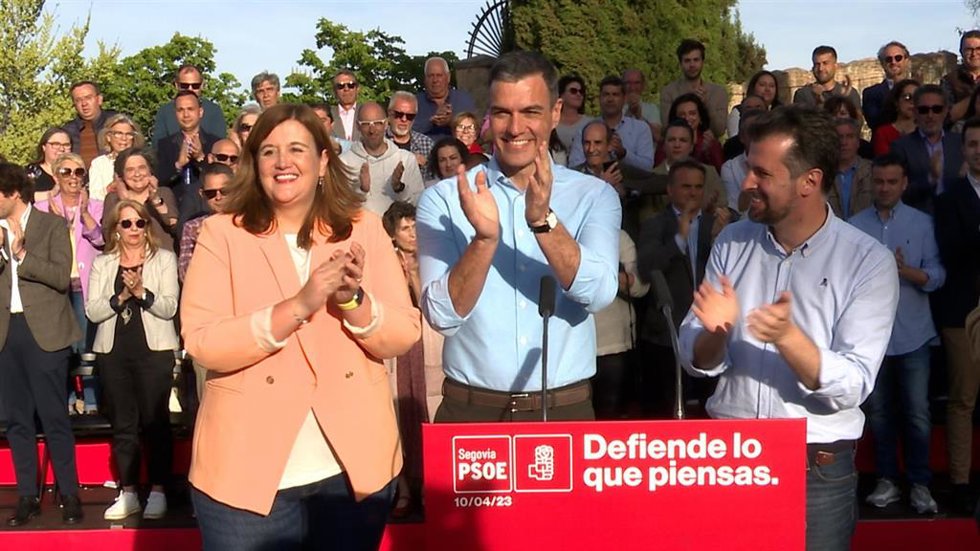 La candidata del PP a la Alcaldía de Segovia, Clara Martín; el presidente del Gobierno, Pedro Sánchez, y el secretario general del PSOECyL, Luis Tudanca, en un acto en Segovia.