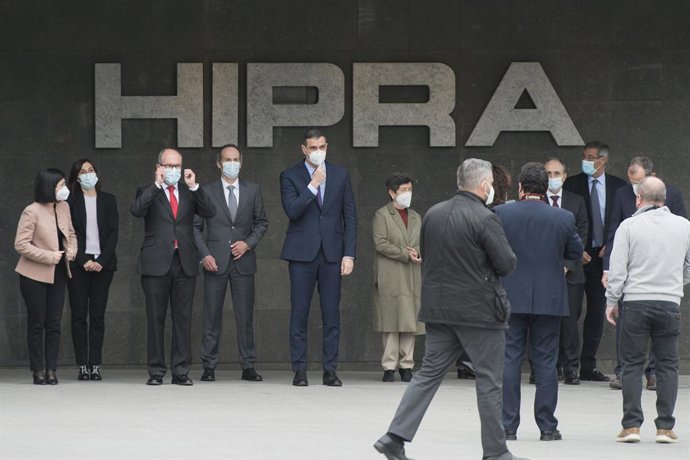 Archivo - Arxiu - El president del Govern central, Pedro Sánchez (5i), en una fotografia de família en les installacions de la farmacutica Hipra, a 16 d'abril de 2021, a Amer, Girona, Catalunya (Espanya).