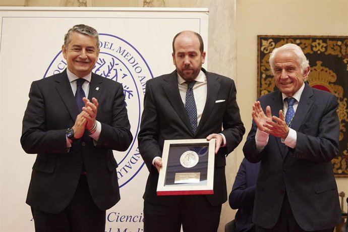 El consejero de Presidencia, Interior y Diálogo Social de la Junta de Andalucía, Antonio Sanz, entrega un premio al grupo MIGASA durante la entrega de los Premios de Investigación, Innovación, Desarrollo y Empresa el Palacio de Yanduri