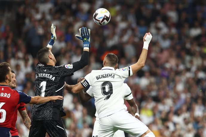 Archivo - Karim Benzema y Sergio Herrera pelean por un balón en un Real Madrid-Osasuna