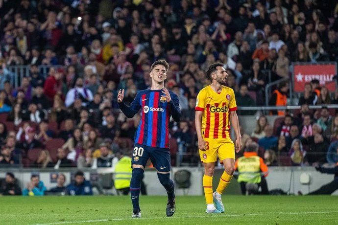 Gavi se lamenta tras una acción en el FC Barcelona-Girona de LaLiga Santander 2022-2023