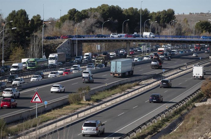 Archivo - Tráfico en la carretera A-3 