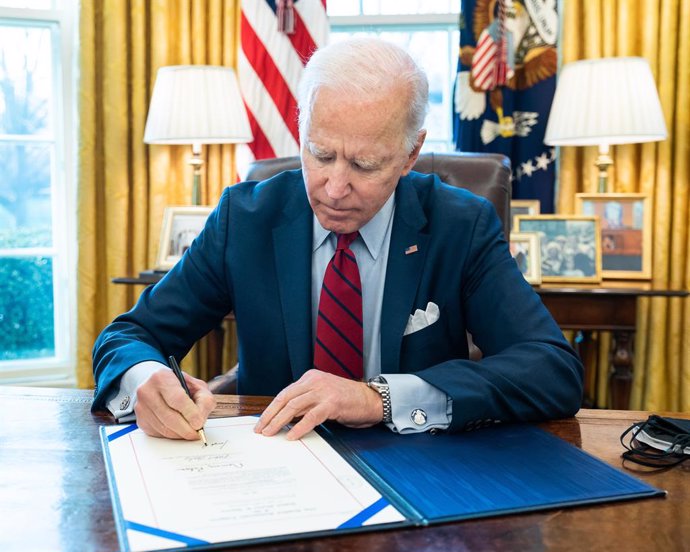 Archivo - El presidente de Estados Unidos, Joe Biden, firma una ley en el Despacho Oval