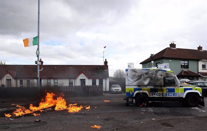 Un vehículo de la Policía de Irlanda del Norte alcanzado por cócteles molotov en Derry, Irlanda del Norte