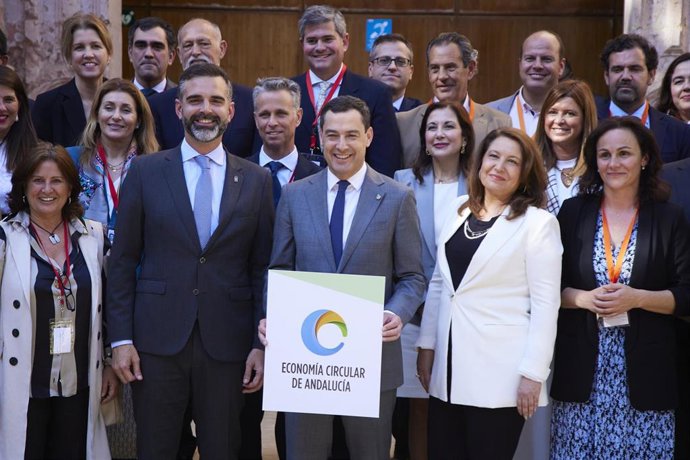 El presidente de la Junta de Andalucía, Juanma Moreno, (2d) preside la foto de familia durante la primera jornada del Pleno del Parlamento andaluz en el Parlamento de Andalucía, a 22 de marzo de 2023 en Sevilla (Andalucía, España)