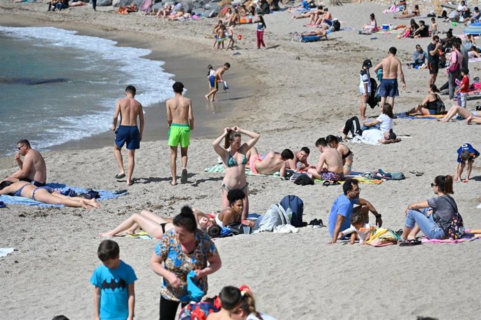 Varias personas toman el sol y se bañan en la playa aprovechando las altas temperaturas, a 11 de marzo de 2023, en Murcia, Región de Murcia (España). El calor ha llenado las playas de la Región de Murcia durante este fin de semana, debido a los valores 