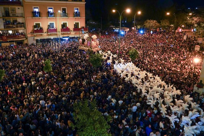 El Cristo de la Sentencia saliendo de la Basílica de la Macarena, con los  Armaos de la Centuria detrás del paso para iniciar  de madrugada su estación de penitencia a 07 de abril del 2023. La Semana Santa  de Sevilla es una fiesta declarada de Interés 