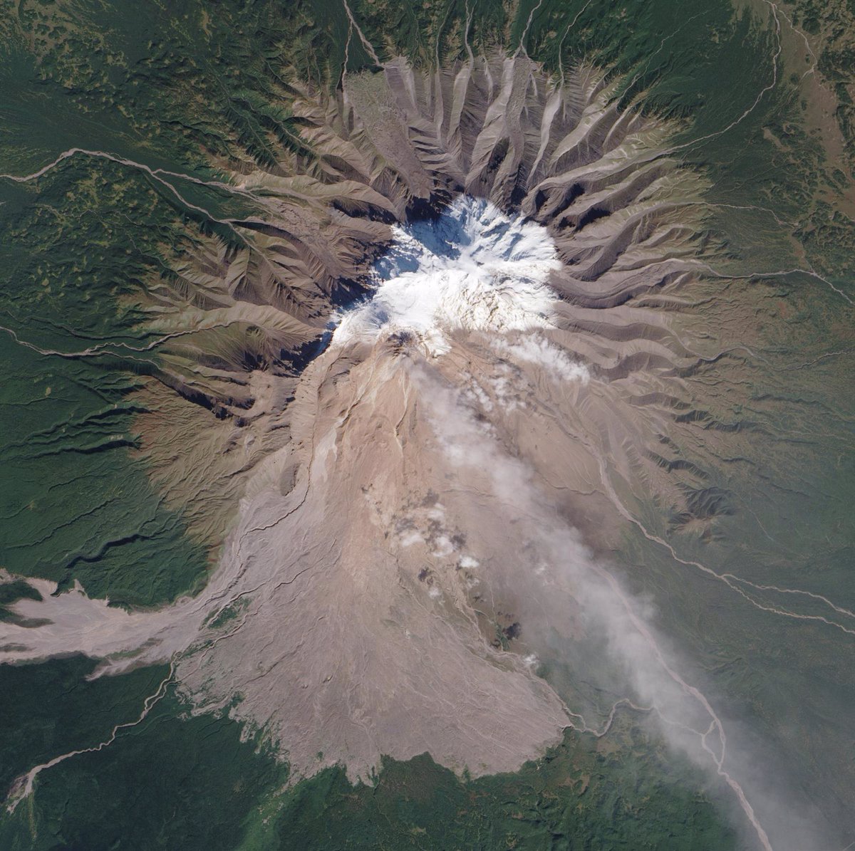 The Siveluch volcano, in Russia, expels a column of ash up to 20 kilometers above sea level