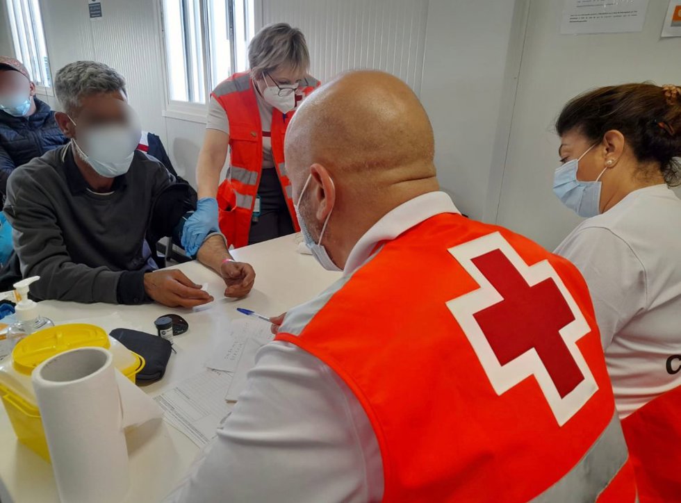 Interceptan una patera con 43 personas, entre ellas 5 menores, a una milla de la costa de Alicante