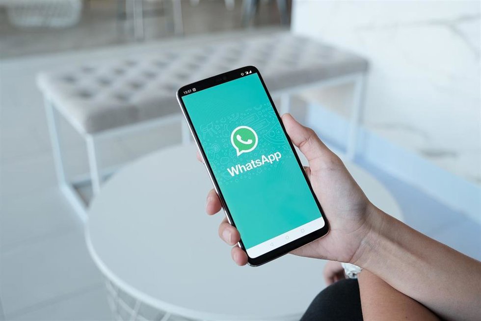 Archivo - Logo de WhatsApp en un 'smartphone'.