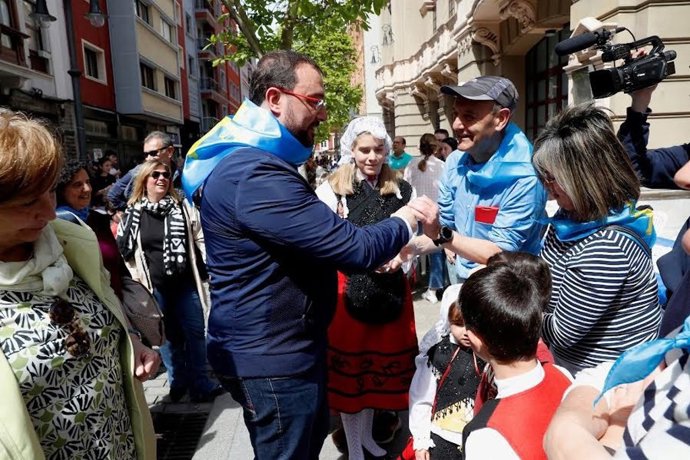 Adrián Barbón, en la Comida en la Calle de Avilés