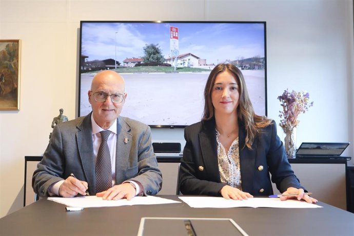 El consejero Ciriza y la alcaldesa Larraya, durante la firma del convenio.