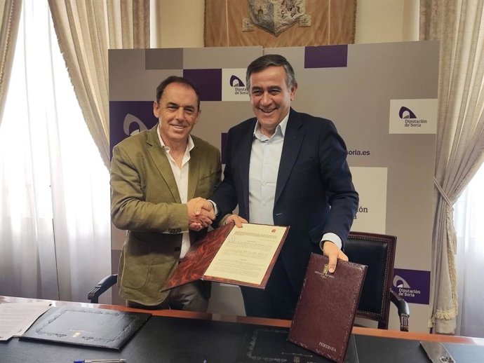 Benito Serrano y Antonio Pardo tras la firma.