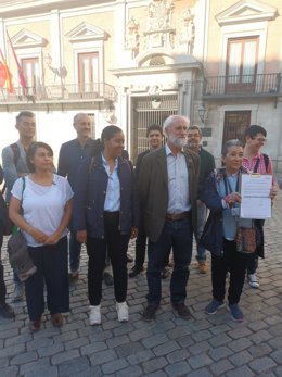 El candidato de Recupera Madrid, Luis Cueto, en la Plaza de la Villa