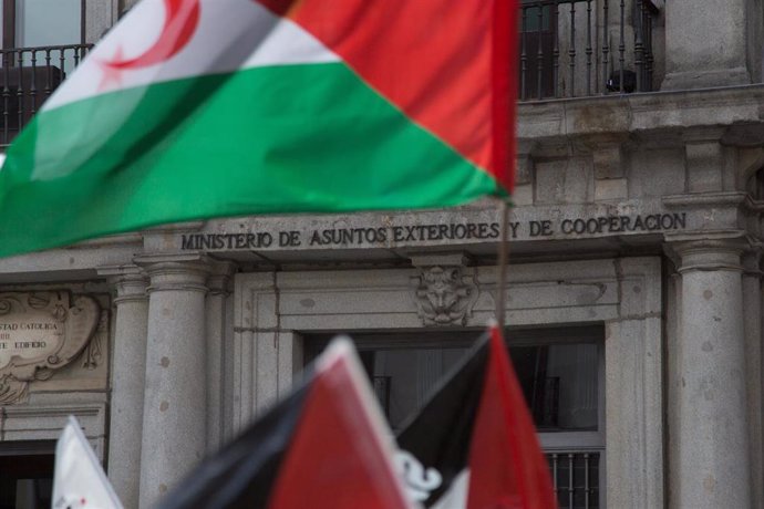 Archivo - Banderas saharauis frente al Ministerio de Asuntos Exteriores en Madrid