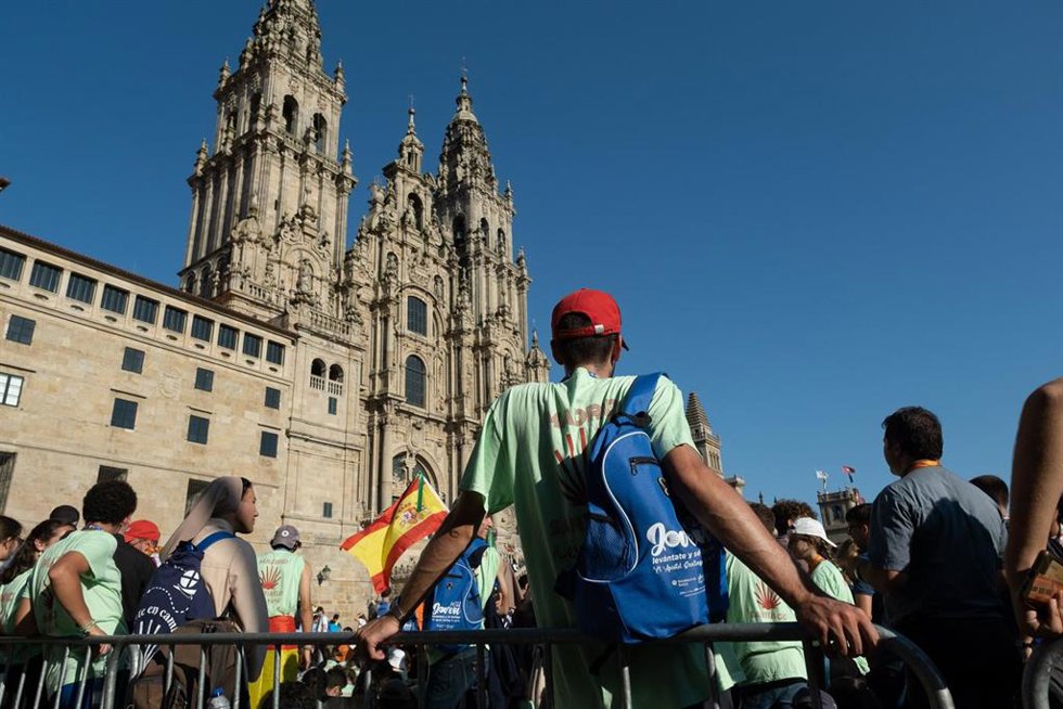 Archivo - Turistas sentados frente la Catedral de Santiago.