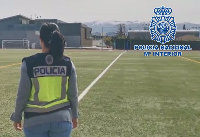 Agente de la Policía Nacional en un campo de fútbol.