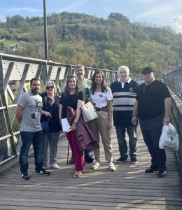 La candidata de Vox a la alcaldía de Oviedo, Sonsoles Peralta, con vecinos de Trubia.