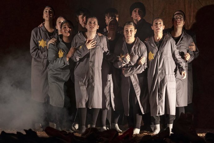 Archivo - El espectáculo ' MAI OBLIDEM', de la  Jove Companyia de lÚltim Toc Teatre.