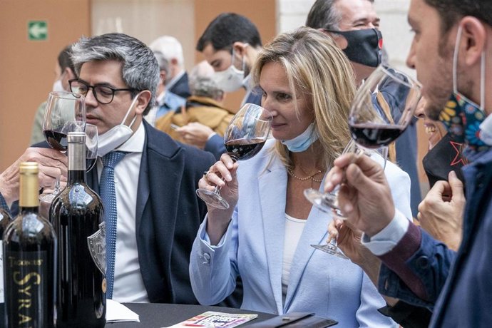 Archivo - La consejera de Medio Ambiente, Vivienda y Agricultura de la Comunidad de Madrid, Paloma Martín (centro), durante la inauguración del XXI Salón de los Vinos de Madrid a 10 de noviembre de 2021