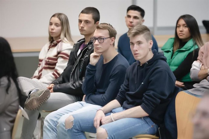 Archivo - Un grupo de jóvenes.